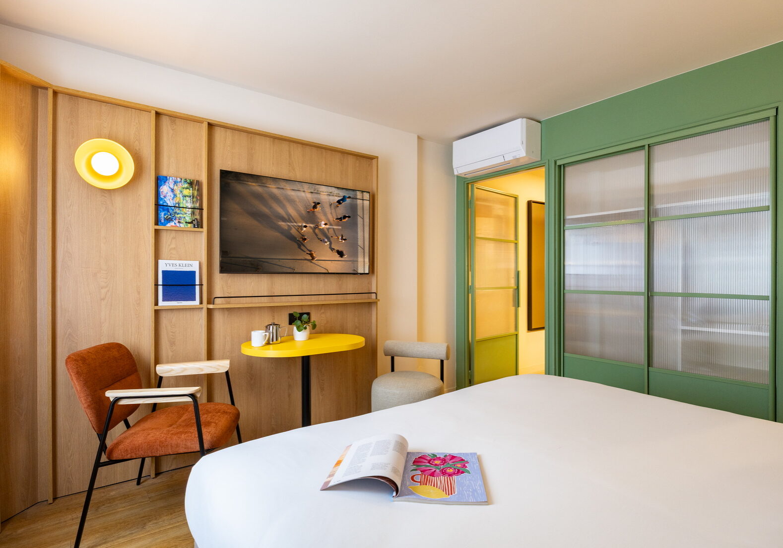 7186_FR-Paris-CRP-STUDIO-Livingrm-02-2025-HR_1656x1104